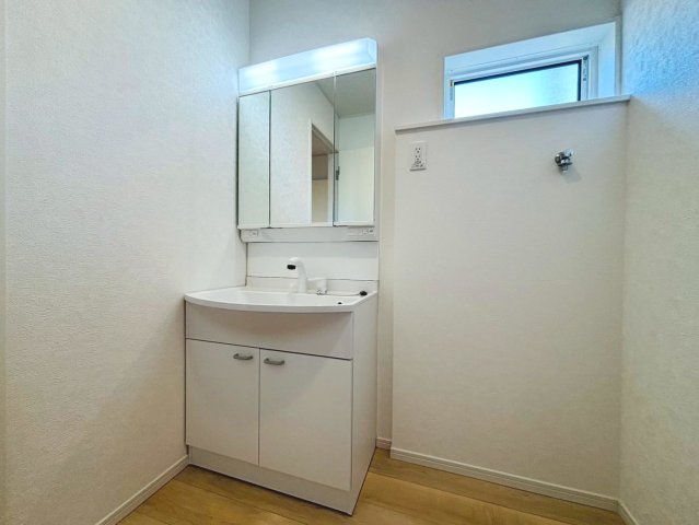 クワイエ　瑞穂市野田新田第1　全2区画分譲の居間・リビング|フローリング材は木目調でナチュラルな美しさ。様々な傷やクラックの発生を大幅に抑える特殊加工済みです。
床材に受ける様々な傷や、温度・湿度変化によるクラックの発生を大幅に抑える特殊加工を施工済み。