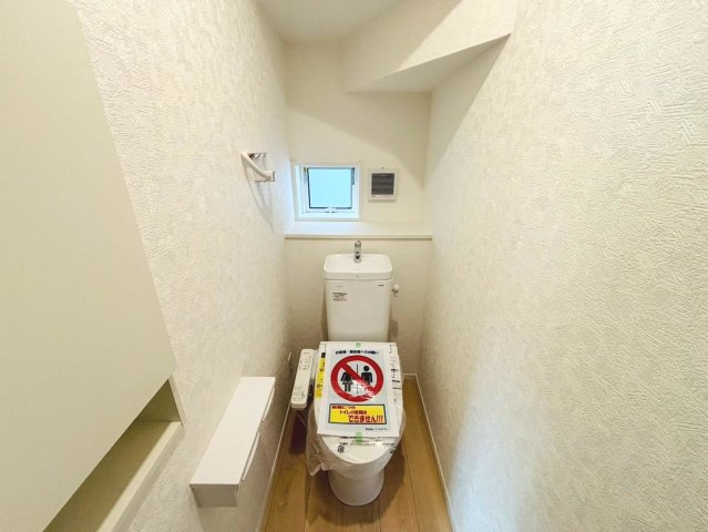 クワイエ　瑞穂市野田新田第1　全2区画分譲のキッチン|お手入れがラクなステンレスをワークスペース部分トップに使用した、機能的で美しいシステムキッチンです。
浄水器組込み水栓でシンクまわりがスッキリ広々お使いいただけます。フラットな造りでお掃除も楽々です。