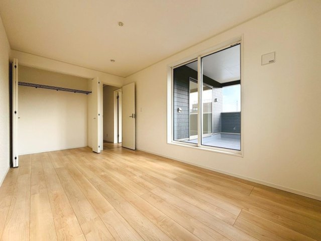 クワイエ　瑞穂市野田新田第1　全2区画分譲の浴室|保温浴槽使用で４時間たっても浴槽の湯温低下はわずか約2.5度の省エネ仕様です。【暖房換気乾燥機】付き！
サイドブロー機能を備えた省エネ衣類乾燥機です。窓付きの明るく清潔な空間でゆったりバスタイムを！