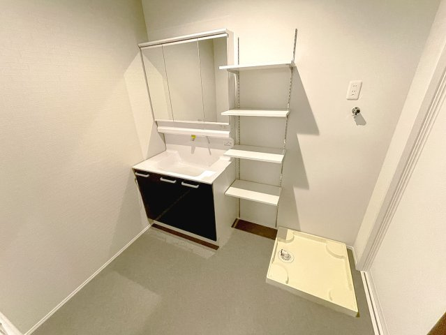 【洋室】 | 大阪市住吉区墨江　新築戸建て♪ | 【同社施工例写真】洋室♪
約7帖の広々主寝室！主寝室にはウォークインクローゼット付き！