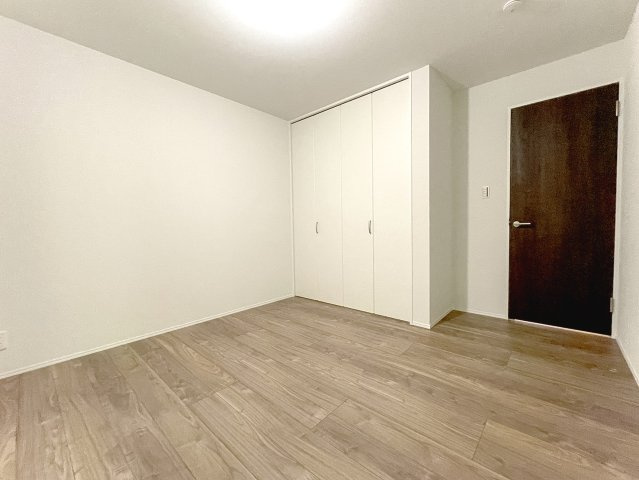 【玄関】 | 大阪市住吉区墨江　新築戸建て♪ | 【同社施工例写真】玄関♪
大型シューズインクローゼット♪可動棚で収納も楽々♪玄関人感センサー付き！