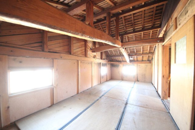 【収納】 | 大津市小野734-1他　中古戸建 | 二階約10.5帖の物置スペース