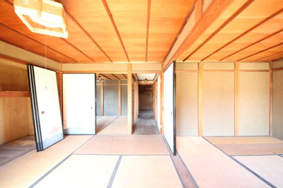 【その他】 | 大津市小野734-1他　中古戸建 | 二階和室から通路、奥は収納室