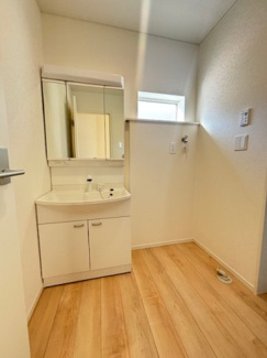 【独立洗面台】 | 安芸郡熊野町城之堀1丁目　全5区画　NO9 | 三面鏡付きの洗面台は、メイクもドライヤーも余裕のスペースです☆