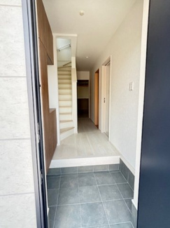 【玄関】 | 廿日市市平良2（廿日市駅）全3区画　NO3【外構工事込み】 | シューズボックスが設置されており、家族の靴がスッキリ収納できます☆