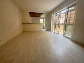 【居間・リビング】 | 廿日市市平良2（廿日市駅）全3区画　NO3【外構工事込み】 | 南向きで多数の窓が設置された16帖リビング☆明るい陽ざしを取り込みます☆