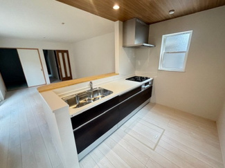 【キッチン】 | 廿日市市平良2（廿日市駅）全3区画　NO3【外構工事込み】 | 機能的なシステムキッチン☆都市ガスで経済的です☆対面式のキッチンでリビングが見渡せるので、お子様やご家族の様子が見えて安心です♪