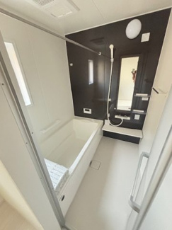 【浴室】 | 廿日市市平良2（廿日市駅）全3区画　NO3【外構工事込み】 | ゆったりした浴槽は、足を伸ばしてゆったり湯船につかることができます。
浴室換気乾燥機付きでカビ予防やヒートショック予防に安心です☆