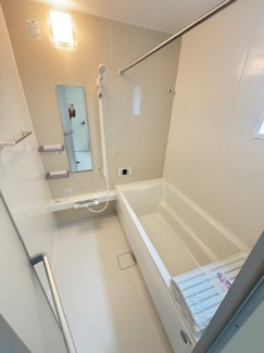 【浴室】 | 廿日市市阿品台3（阿品駅）全2区画　NO1 | ゆったりした浴槽は、足を伸ばしてゆったり湯船につかることができます。
浴室換気乾燥機付きで雨や夜のお洗濯にも大活躍♪