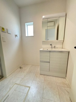 【独立洗面台】 | 廿日市市阿品台3（阿品駅）全2区画　NO1 | 三面鏡付きの洗面台は、メイクもドライヤーも余裕のスペースです☆