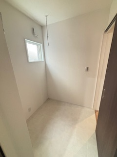 【ランドリースペース】 | 廿日市市対厳山2（宮島口駅）全2区画　NO1 | 洗面室に繋がるランドリールーム☆家事動線が良く、雨や花粉も安心です☆