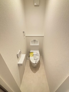 【トイレ】 | 廿日市市対厳山2（宮島口駅）全2区画　NO1 | シンプルなデザインはお掃除やしやすく衛生的。温水洗浄便座付き　トイレ×２
