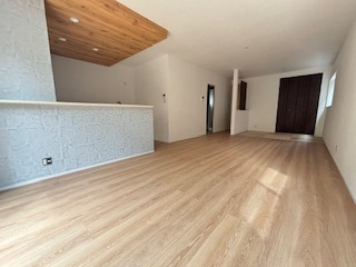 【居間・リビング】 | 廿日市市対厳山2（宮島口駅）全2区画　NO1 | 18.8帖リビング☆
対面式のキッチンでリビングが見渡せるので、お子様やご家族の様子が見えて安心です♪