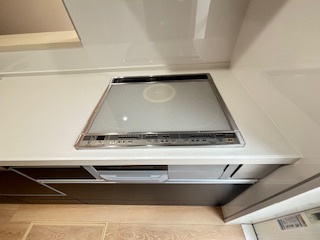 【キッチン】 | 廿日市市対厳山2（宮島口駅）全2区画　NO1 | ☆火を使わないIHクッキングヒーターで安全調理☆凹凸がないのでお掃除もラク☆