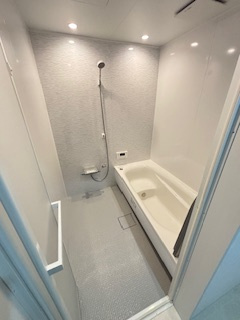 【浴室】 | 廿日市市対厳山2（宮島口駅）全2区画　NO1 | ゆったりした浴槽は、足を伸ばしてゆったり湯船につかることができます。
浴室換気乾燥機付きで雨や夜のお洗濯にも大活躍♪