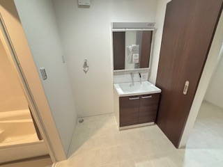 【独立洗面台】 | 廿日市市対厳山2（宮島口駅）全2区画　NO1 | 三面鏡付きの洗面台は、メイクもドライヤーも余裕のスペースです。