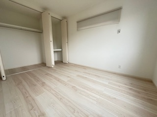 【収納】 | 廿日市市阿品台1（阿品東駅）全2区画　A棟【エアコン2基付き】【P3台】【角地】 | 2階　洋室×3　収納付きでお部屋がスッキリ広く使えます。
