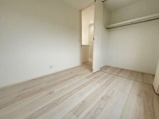 【収納】 | 廿日市市阿品台1（阿品東駅）全2区画　A棟【エアコン2基付き】【P3台】【角地】 | 2階　洋室×3　収納付きでお部屋がスッキリ広く使えます。