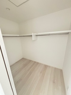 【収納】 | 廿日市市阿品台1（阿品東駅）全2区画　A棟【エアコン2基付き】【P3台】【角地】 | 2階　洋室×3　収納付きでお部屋がスッキリ広く使えます。　