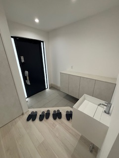 【玄関】 | 廿日市市阿品台1（阿品東駅）全2区画　A棟【エアコン2基付き】【P3台】【角地】 | 家族の靴がスッキリ収納できます☆