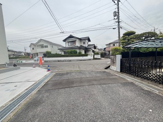 【前面道路含む現地写真】 | 廿日市市阿品台1（阿品東駅）全2区画　A棟【エアコン2基付き】【P3台】【角地】 | 角地