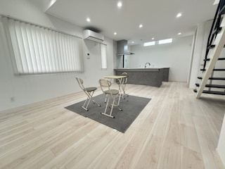 【居間・リビング】 | 廿日市市阿品台1（阿品東駅）全2区画　A棟【エアコン2基付き】【P3台】【角地】 | 18帖リビング☆
対面式のキッチンでリビングが見渡せるので、お子様やご家族の様子が見えて安心です♪
