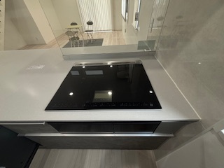 【キッチン】 | 廿日市市阿品台1（阿品東駅）全2区画　A棟【エアコン2基付き】【P3台】【角地】 | オール電化☆火を使わないIHクッキングヒーターで安心調理☆凹凸がないのでお掃除もラク☆