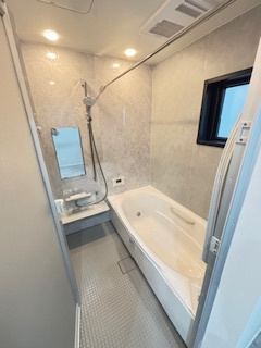 【浴室】 | 廿日市市阿品台1（阿品東駅）全2区画　A棟【エアコン2基付き】【P3台】【角地】 | ゆったりした浴槽は、足を伸ばしてゆったり湯船につかることができます。
浴室換気乾燥機付きで雨や夜のお洗濯にも大活躍♪