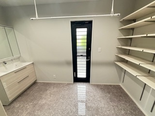 【独立洗面台】 | 廿日市市阿品台1（阿品東駅）全2区画　A棟【エアコン2基付き】【P3台】【角地】 | 三面鏡付きの洗面台は、メイクもドライヤーも余裕のスペースです☆室内物干しも可能☆