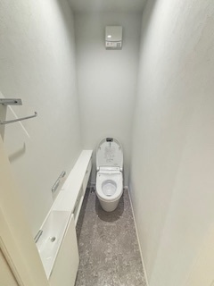 【トイレ】 | 廿日市市阿品台1（阿品東駅）全2区画　A棟【エアコン2基付き】【P3台】【角地】 | シンプルなデザインはお掃除やしやすく衛生的。温水洗浄便座付き　トイレ×２