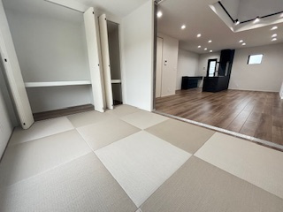 【和室】 | 廿日市市阿品台1（阿品東駅）全2区画　B棟【エアコン2基付き】【P3台】 | 19帖リビングにつながる6畳和室☆ホッとくつろぐ空間です☆