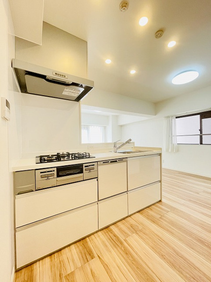 【キッチン】 | ライオンズマンション西公園第六 | 新品キッチンは食洗機つきなので、忙しい朝もサッと片づけできていつでもキレイなキッチンをキープできます