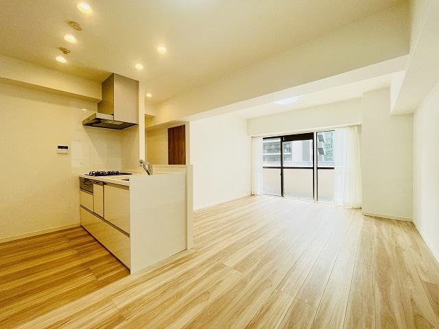 【居間・リビング】 | ライオンズマンション西公園第六 | ホワイトの壁と木目フローリングで、あたたかみのある空間に仕上がりました◎
