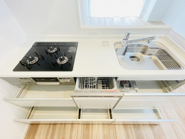 【キッチン】 | ライオンズマンション西公園第六 | 引き出し式収納で大きなお鍋や調味料も楽々取り出せます！