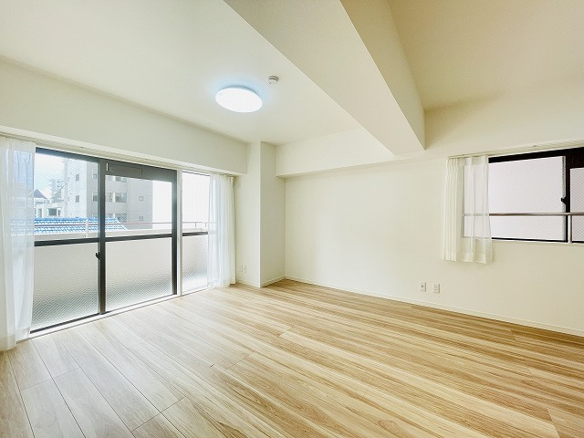 【居間・リビング】 | ライオンズマンション西公園第六 | 南側バルコニーに面し二面採光で明るいリビングです