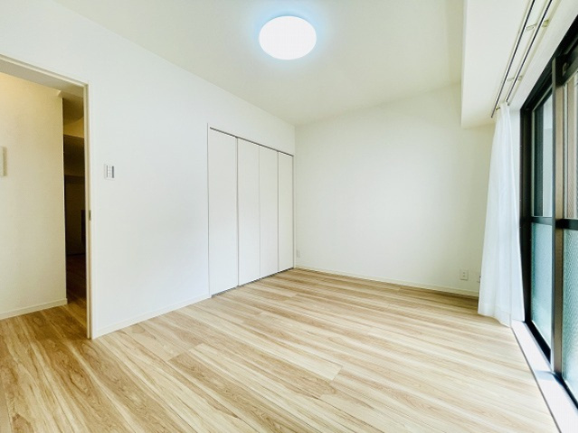 【洋室】 | ライオンズマンション西公園第六 | バルコニーに面した6帖の洋室です