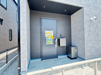 【玄関】 | 廿日市市対厳山3（宮島口駅）全3区画　C棟【角地】【63坪】【P3台】 | 玄関に設置された宅配ボックスは留守も安心です☆