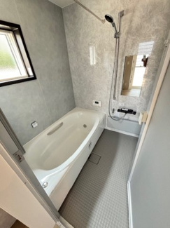 【浴室】 | 廿日市市対厳山3（宮島口駅）全3区画　C棟【角地】【63坪】【P3台】 | ゆったりした浴槽は、足を伸ばしてゆったり湯船につかることができます。
浴室換気乾燥機付きでカビ予防やヒートショック予防に安心です☆