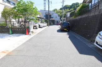 【前面道路含む現地写真】 | 佐伯区薬師が丘1丁目　全２区画　9B-2 | 前面道路5.9ｍ