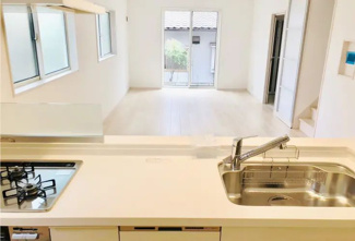 【キッチン】 | 佐伯区薬師が丘1丁目　全２区画　9B-2 | 機能的システムキッチン☆
対面式のキッチンでリビングが見渡せるので、お子様やご家族の様子が見えて安心です♪