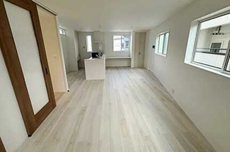 【居間・リビング】 | 佐伯区八幡東2丁目　全3区画　NO1 | ☆17.8帖リビング☆大きな窓が設置された明るい2階リビング
対面式のキッチンでリビングが見渡せるので、お子様やご家族の様子が見えて安心です♪