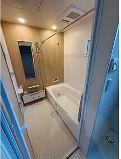 【浴室】 | 佐伯区八幡東2丁目　全3区画　NO1 | ゆったりした浴槽は、足を伸ばしてゆったり湯船につかることができます。
浴室換気乾燥機付きで雨や夜のお洗濯にも大活躍♪