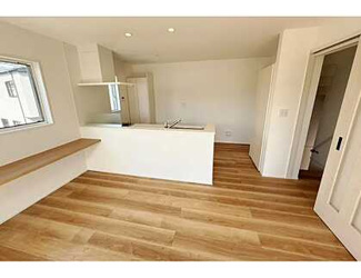 【居間・リビング】 | 佐伯区八幡東2丁目　全3区画　NO2 | ☆18.1帖リビング☆大きな窓が設置された明るい2階リビング
対面式のキッチンでリビングが見渡せるので、お子様やご家族の様子が見えて安心です♪