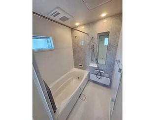 【浴室】 | 佐伯区八幡東2丁目　全3区画　NO2 | ゆったりした浴槽は、足を伸ばしてゆったり湯船につかることができます。
浴室換気乾燥機付きで雨や夜のお洗濯にも大活躍♪