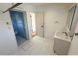 【独立洗面台】 | 佐伯区八幡東2丁目　全3区画　NO2 | 三面鏡付きの洗面台は、メイクもドライヤーも余裕のスペースです☆