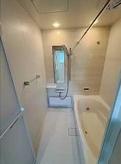 【浴室】 | 佐伯区八幡東2丁目　全3区画　NO3 | ゆったりした浴槽は、足を伸ばしてゆったり湯船につかることができます。
浴室換気乾燥機付きで雨や夜のお洗濯にも大活躍♪