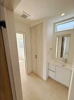 【独立洗面台】 | 佐伯区八幡東2丁目　全3区画　NO3 | 三面鏡付きの洗面台は、メイクもドライヤーも余裕のスペースです☆