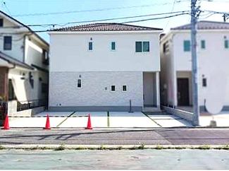 【居間・リビング】 | 佐伯区皆賀1丁目（JR五日市駅）　全2区画　NO2【P4台可】 | 20帖リビング☆
対面式のキッチンでリビングが見渡せるので、お子様やご家族の様子が見えて安心です♪