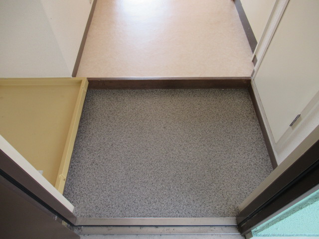 五色山ハイツの玄関