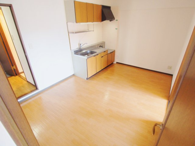 第8森本ビルの居間・リビング